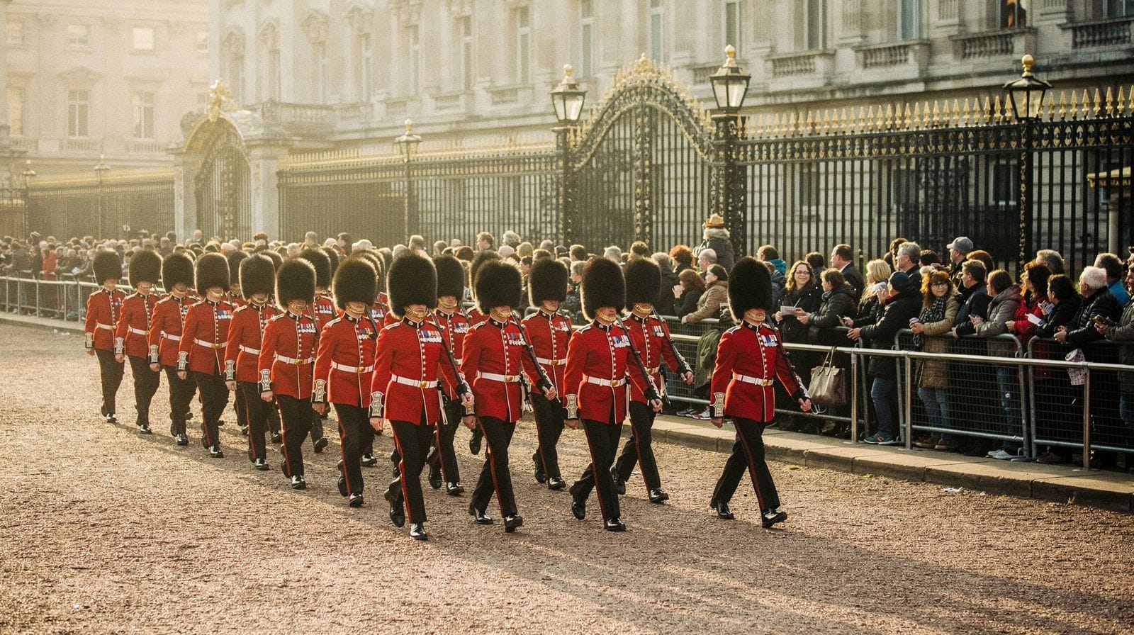 Cambio della guardia a Buckingham Palace: com'è davvero una mattina
