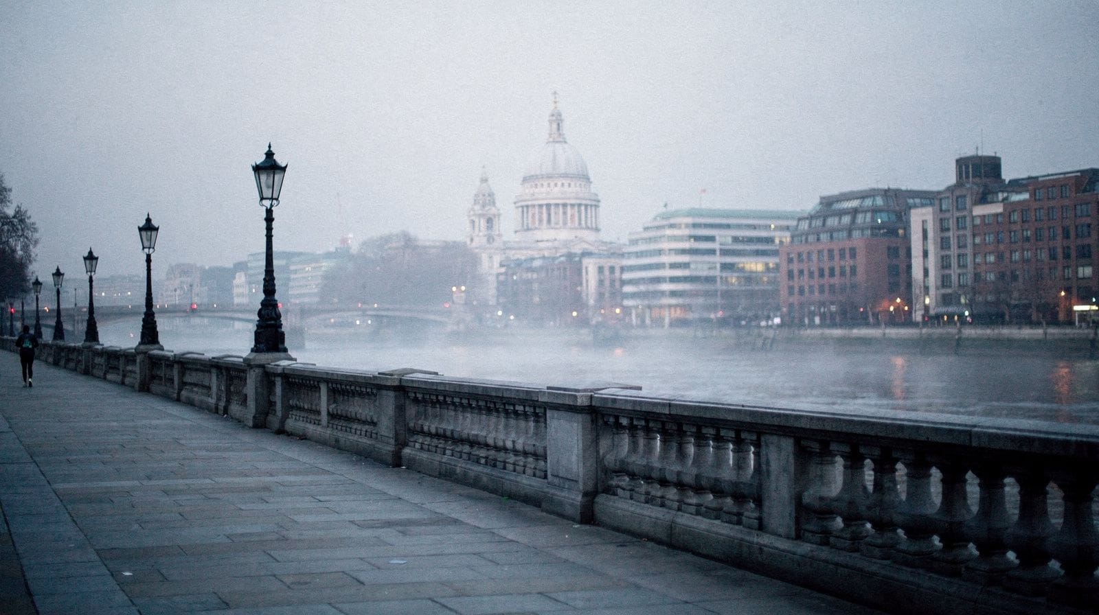 Una tranquilla passeggiata mattutina lungo il South Bank, prima della folla