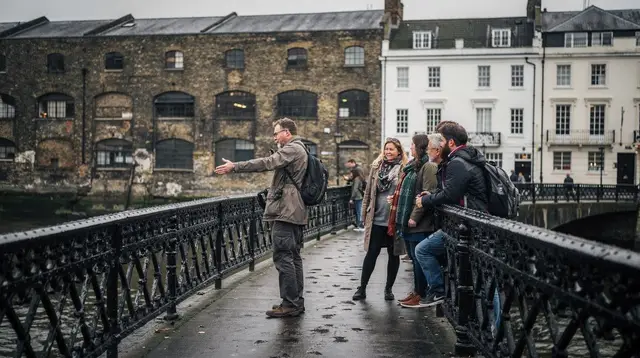 City tours in London: guided vs self-guided by neighbourhood