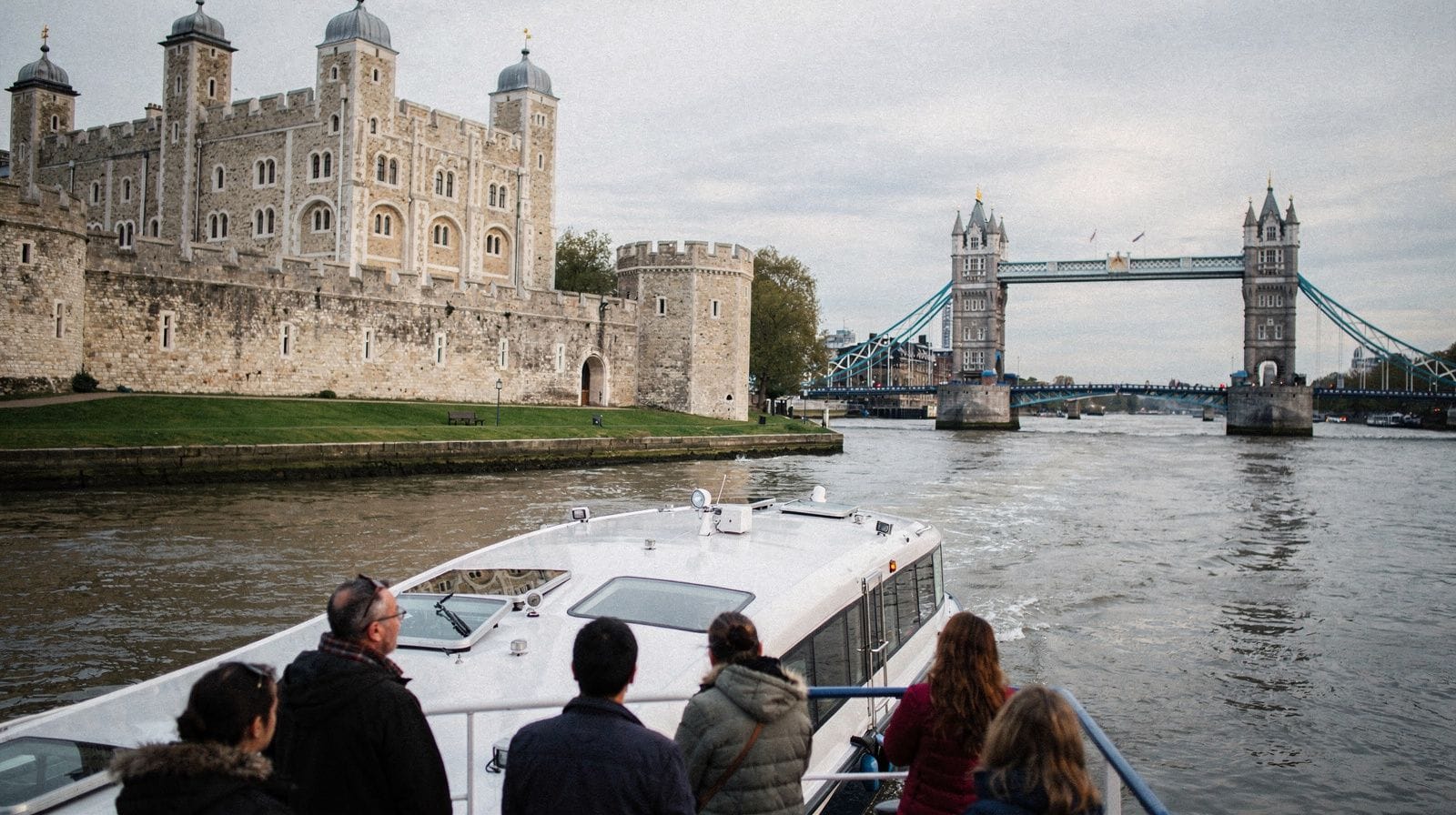 Theems-cruises vanaf de Tower of London en de City